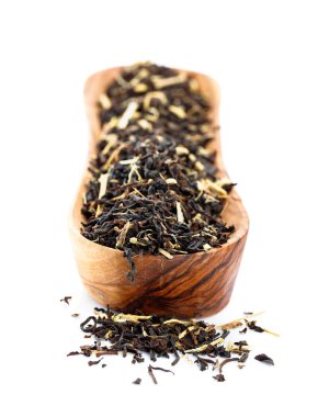 Beyaz üzerine izole edilmiş küçük bir ahşap kapta meyan kökü ile siyah çay..