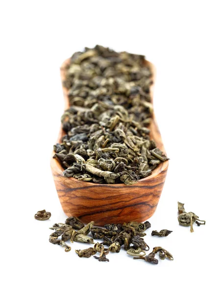 Groene thee in klein houten schaaltje geïsoleerd op wit. — Stockfoto