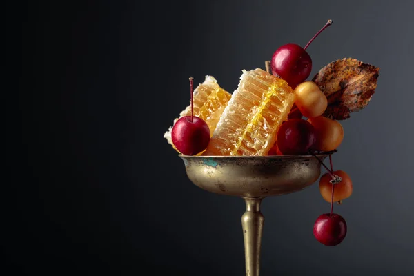 赤と黄色のカニのリンゴと蜂蜜、健康的なオーガニック食品. — ストック写真