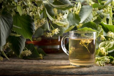 Ihlamur Çayı ve ahşap masaya çiçek.