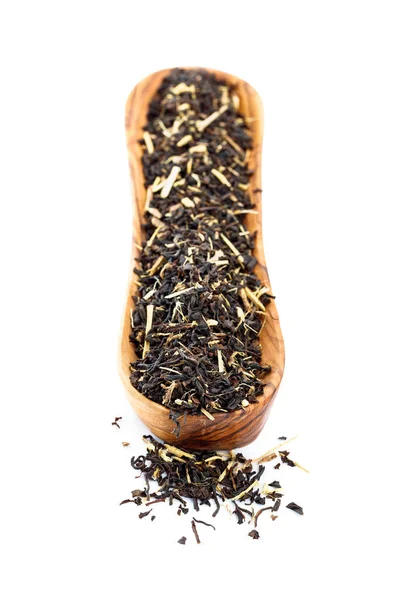 Zwarte thee met zoethout in klein houten schaaltje geïsoleerd op wit. — Stockfoto