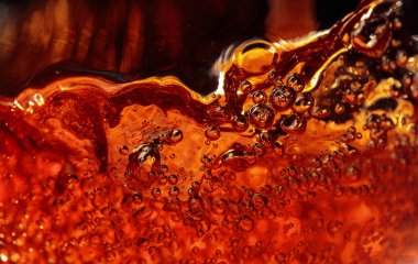 Karanlık bir arka plan üzerinde alkollü içki, soyut sıçrama.