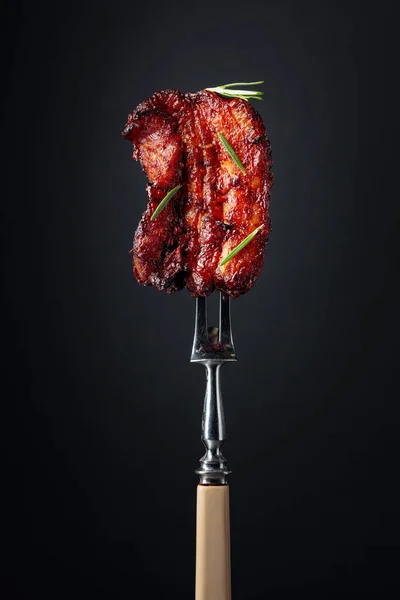 Ventre de porc grillé au romarin sur une fourchette . — Photo