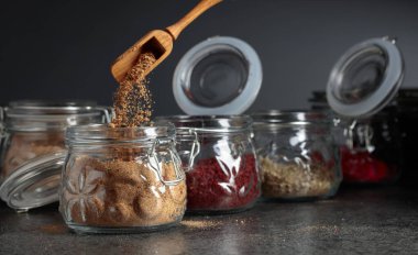 Cam kavanozlarda çeşitli Oryantal baharatlar ve otlar.