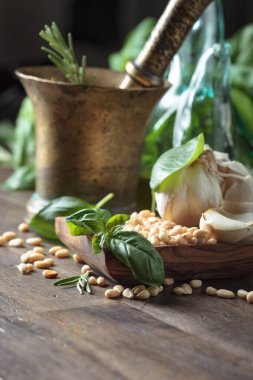 Ahşap bir masaya pesto yapmak için malzemeler .