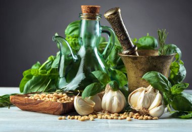 Ahşap bir masaya pesto yapmak için malzemeler .