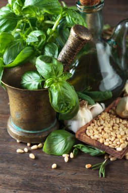 Ahşap bir masaya pesto yapmak için malzemeler .