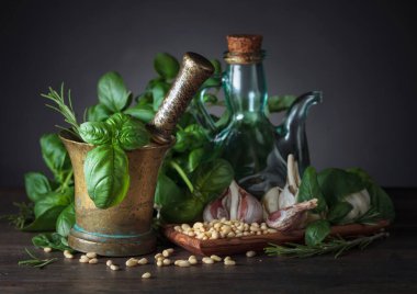 Ahşap bir masaya pesto yapmak için malzemeler .