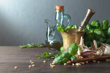 Ahşap bir masaya pesto yapmak için malzemeler .