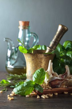 Ahşap bir masaya pesto yapmak için malzemeler .