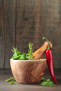 Eski ahşap bir masa üzerinde farklı otlar .