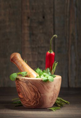 Eski ahşap bir masa üzerinde farklı otlar .