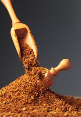 Tahta kaşık ile farklı baharat karışımı