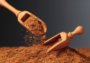 Tahta kaşık ile farklı baharat karışımı