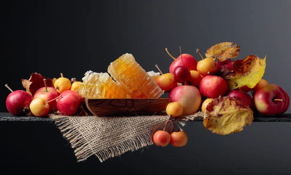 Κόκκινα και κίτρινα μήλα καβουριών με μέλι, υγιεινά βιολογικά τρόφιμα. — Φωτογραφία Αρχείου