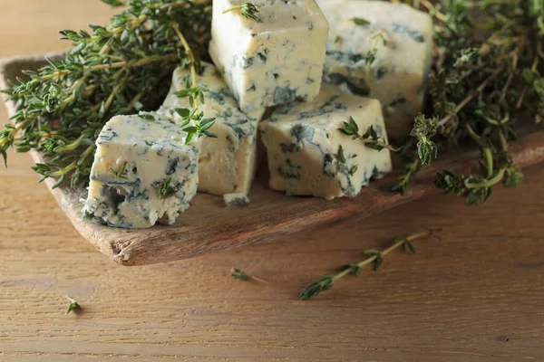 Μπλε τυρί σε έναν ξύλινο πίνακα . — Φωτογραφία Αρχείου