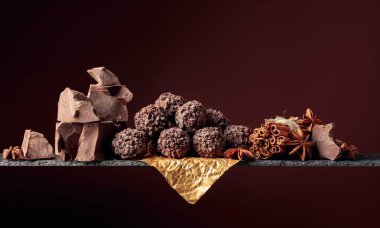 Çikolatalı trüf, kırık çikolata ve baharatlı.. 