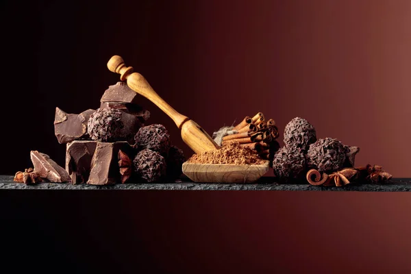 Trufas de chocolate com pedaços quebrados de chocolate e especiarias. — Fotografia de Stock