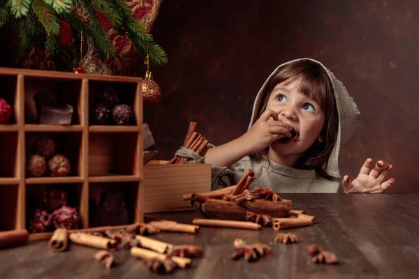 Menina em um vestido de linho vintage comer chocolate e olhar para cima . — Fotografia de Stock