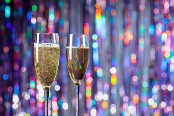 Champagne glazen op de achtergrond van het licht. Kerstmis en Nieuwjaar h — Stockfoto