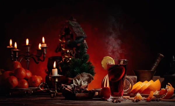 Svařované víno a vánoční ozdoby se svícny. — Stock fotografie