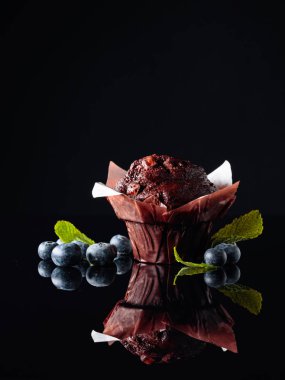 Çikolatalı kek, böğürtlenli ve naneli.