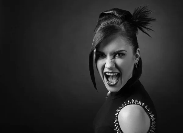 Porträt einer attraktiven Frau im Punk-Stil. schöne brünette w — Stockfoto
