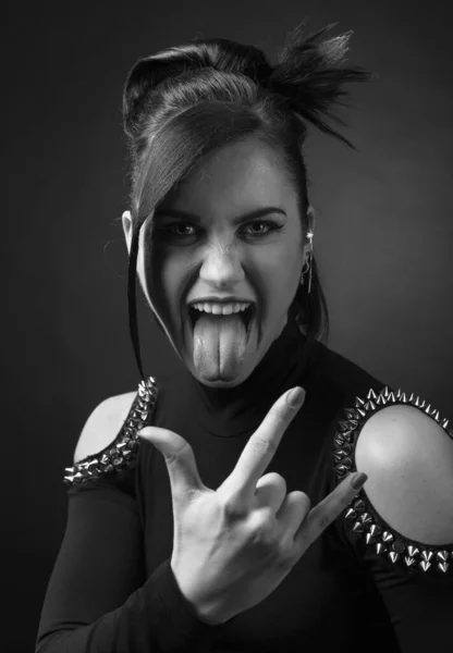 Retrato de mujer atractiva en estilo punk. Hermosa morena w —  Fotos de Stock