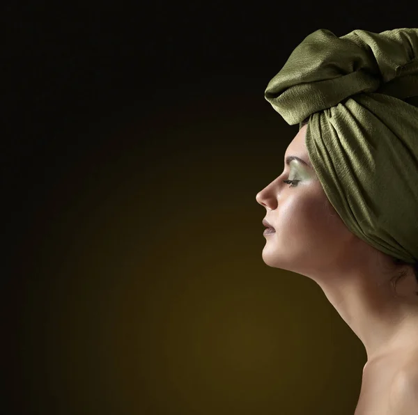 Portret młodej atrakcyjnej kobiety w fantazyjnym nakryciu głowy. — Zdjęcie stockowe