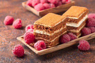 Katmanlı tatlım kek krem ve ahududu.