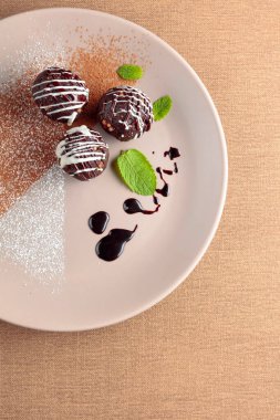 Bej plaka nane ile Çikolata topları. 