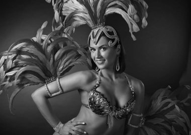 Takımlı, yapay elmasları olan çekici esmer kadın.