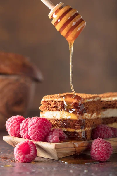 Bolo de mel em camadas com creme e framboesas . — Fotografia de Stock