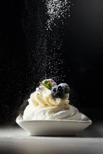 Dessert Pavlova drysset med flormelis . - Stock-foto