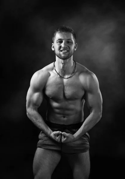 Brutal bodybuilder fort athlète fitness homme pompage vers le haut muscle — Photo