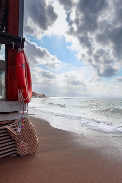 Tropische donkere storm wolken boven de zee. — Stockfoto