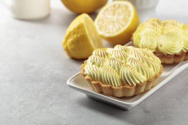 Beyaz bir masada limon kremaile Tartlets. 