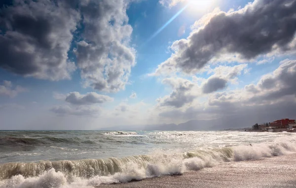 Tropik kara fırtına bulutları denizin üzerinde. — Stok fotoğraf