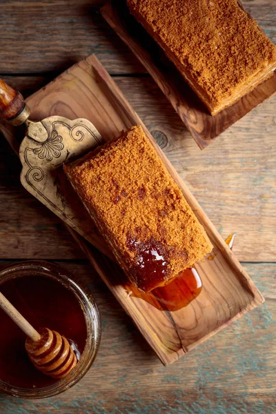 Pastel de miel hecho en casa en una vieja mesa de madera . —  Fotos de Stock