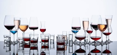 Siyah bir yansıma üzerine çeşitli alkollü içecekler.