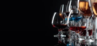 Siyah bir yansıma üzerine çeşitli alkollü içecekler.