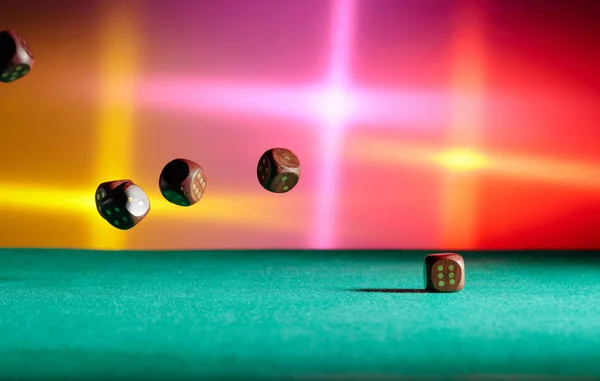 Dados de madera en la mesa verde del casino en movimiento  . — Foto de Stock