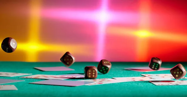 Dados de madera en la mesa del casino en movimiento  . — Foto de Stock