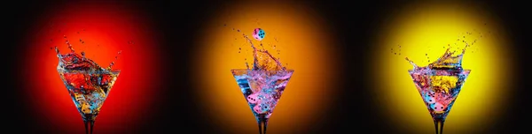 Τα ζάρια πέφτουν σε ένα ποτήρι μαρτίνι. Χρωματιστά κοκτέιλ σε glasse — Φωτογραφία Αρχείου