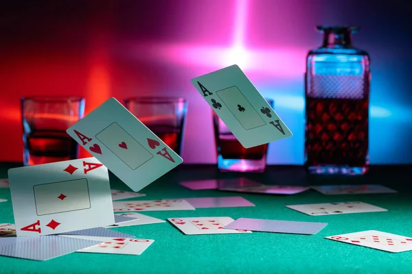 牌掉在赌桌上. 赌博的概念. — 图库照片