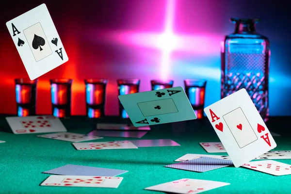 Karty spadają na stół w kasynie. Pojęcie hazardu. — Zdjęcie stockowe