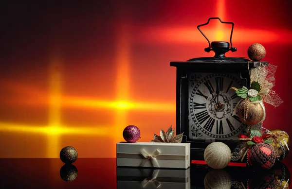 Reloj vintage con decoraciones de Navidad, regalo y máscara de carnaval —  Fotos de Stock