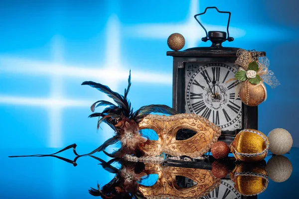 Vintage clock with Christmas decorations and carnival mask. — Stock Photo, Image