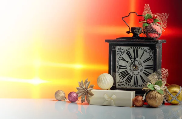Vintage clock with Christmas decorations and gift. — Stock Photo, Image