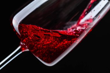 Kırmızı şarap kadehinin dökülür varlık.